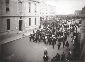 Los inmigrantes saliendo del hotel, rumbo a la ciudad o a las estaciones del ferrocarril que los conducirá al interior del país, 1913. (Archivo General de la nación)